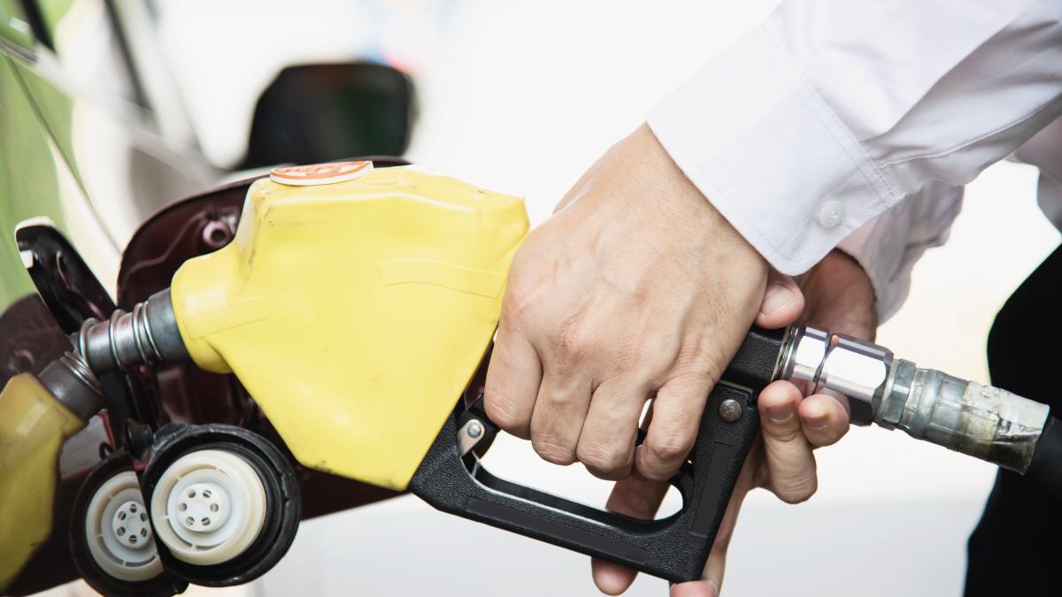 man-putting-gasoline-fuel-into-his-car-pump-gas-station-2_54431700