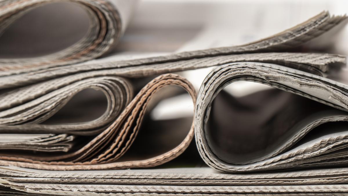 old-texture-newspapers-arrangement_36428700