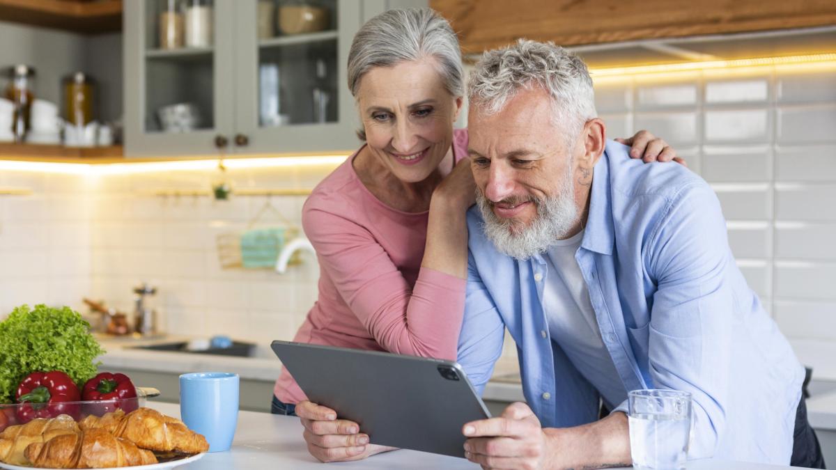 medium-shot-senior-couple-with-tablet_61486100