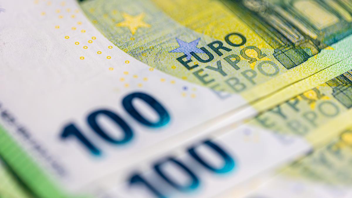 euro-banknote-closeup-finance-concept-money-background_26725900