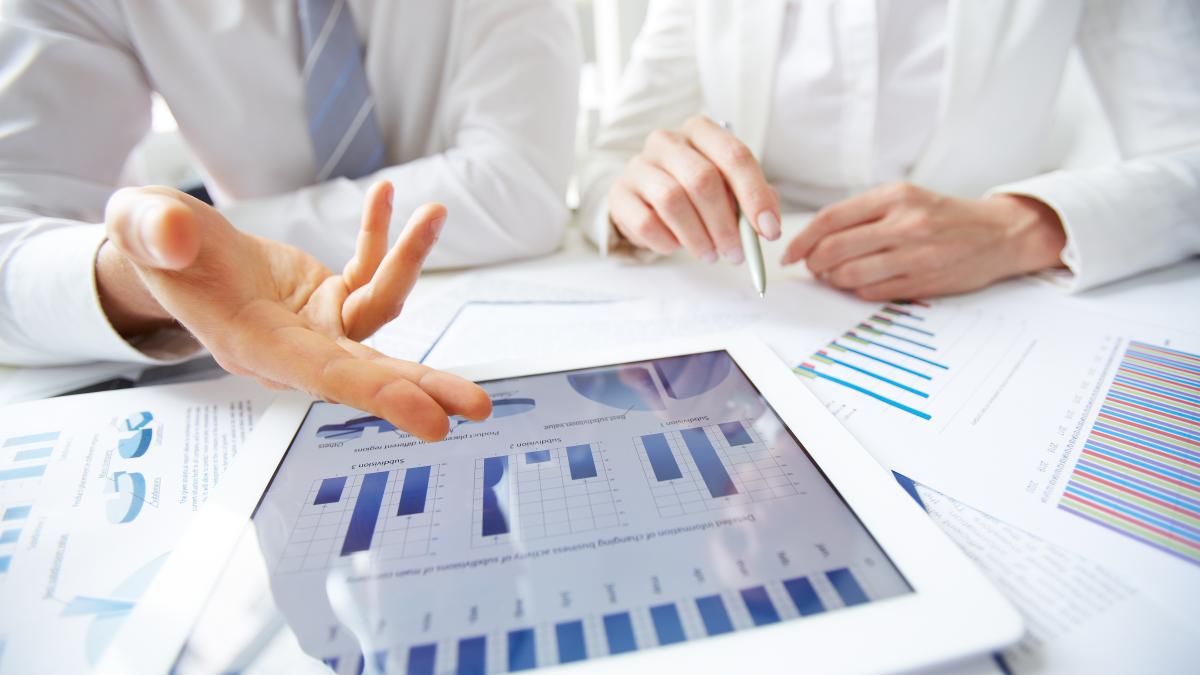 close-up-executive-presenting-annual-results_48257900