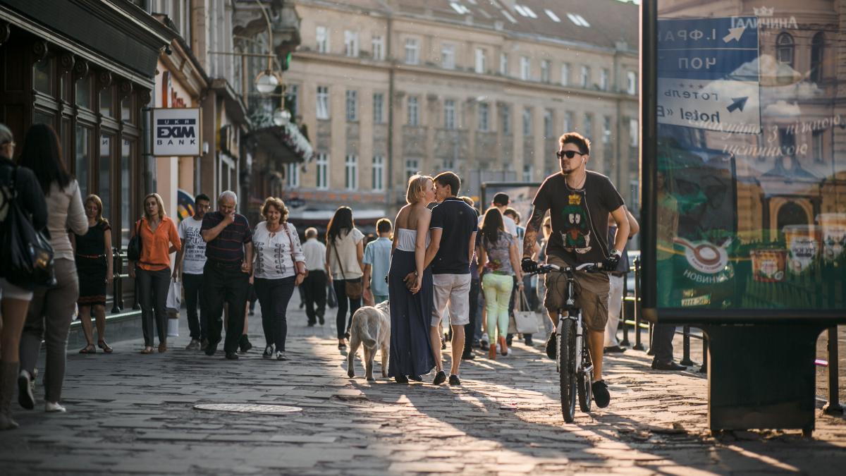 man-riding-his-bike-street_19855000