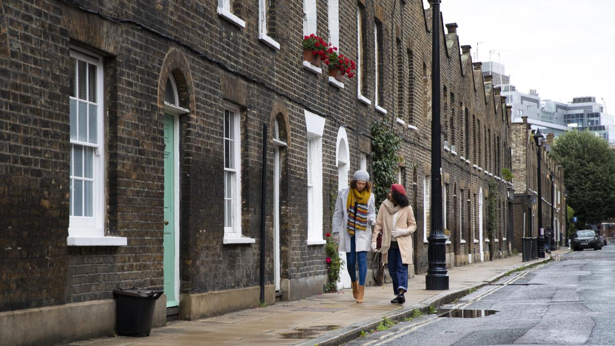 full-shot-women-walking-city_33442300