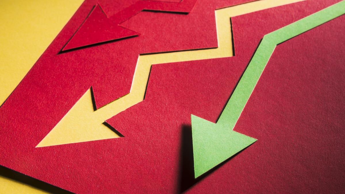 economy-cris-indicated-by-arrows-desk_82053700