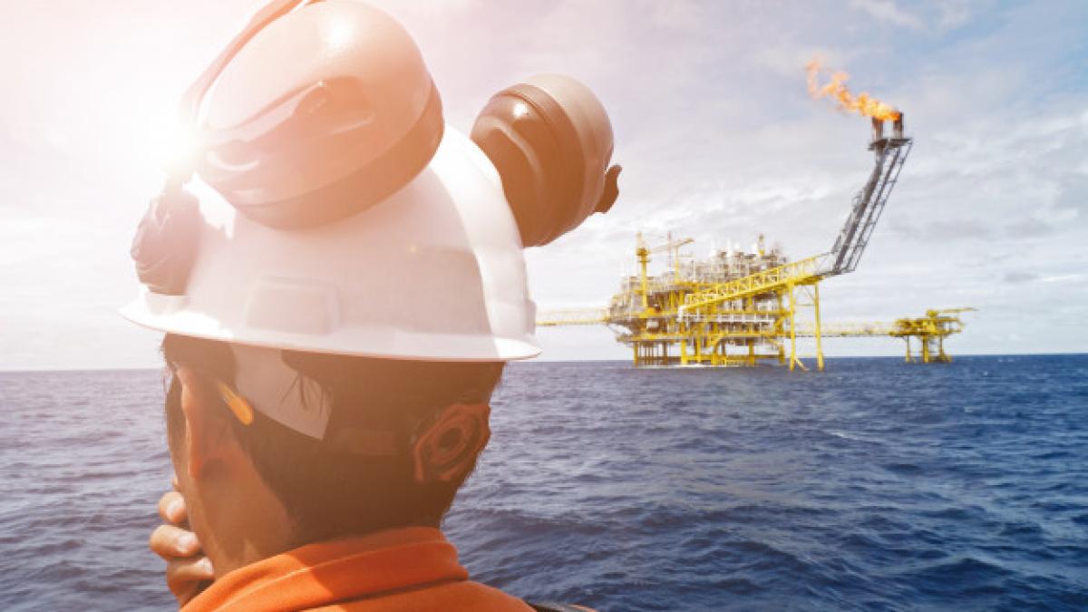 worker_offshore_rig_45529_713_52097400