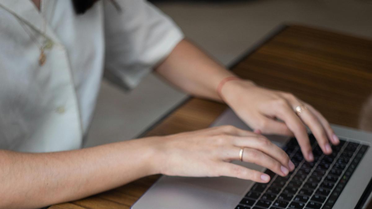 femeie-lucreaza_66774800