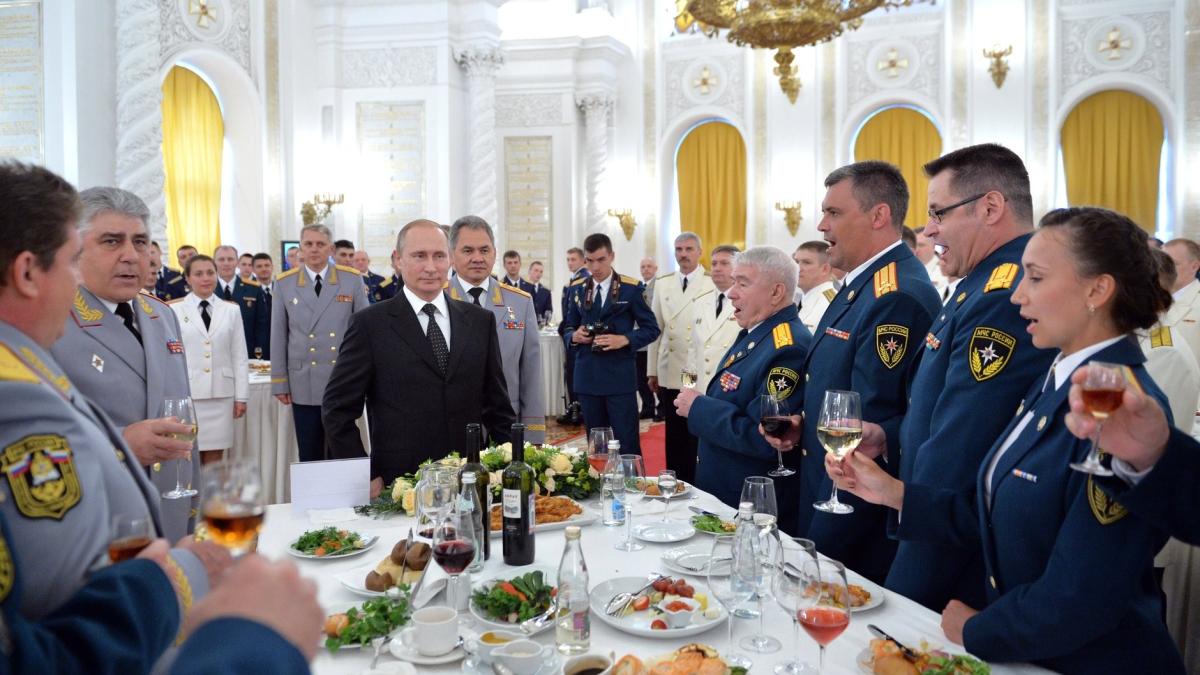 vladimir-putin-la-masa-cu-militari_23869600