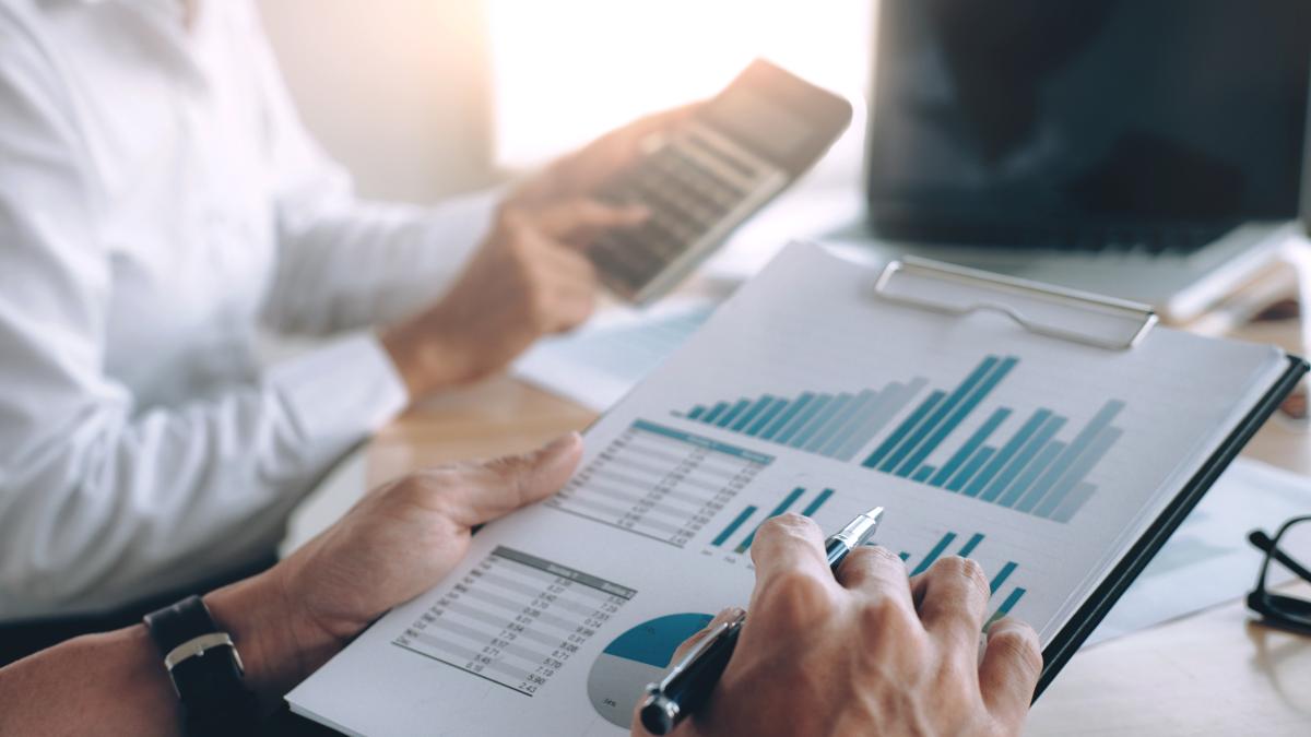 business-people-discussing-results-successful-teamwork_47608000