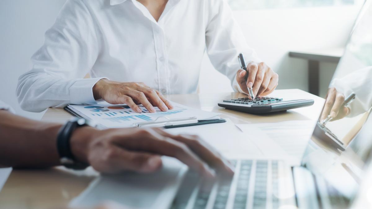 business-team-present-professional-investor-working-new-startup-project-finance-meeting_28322000