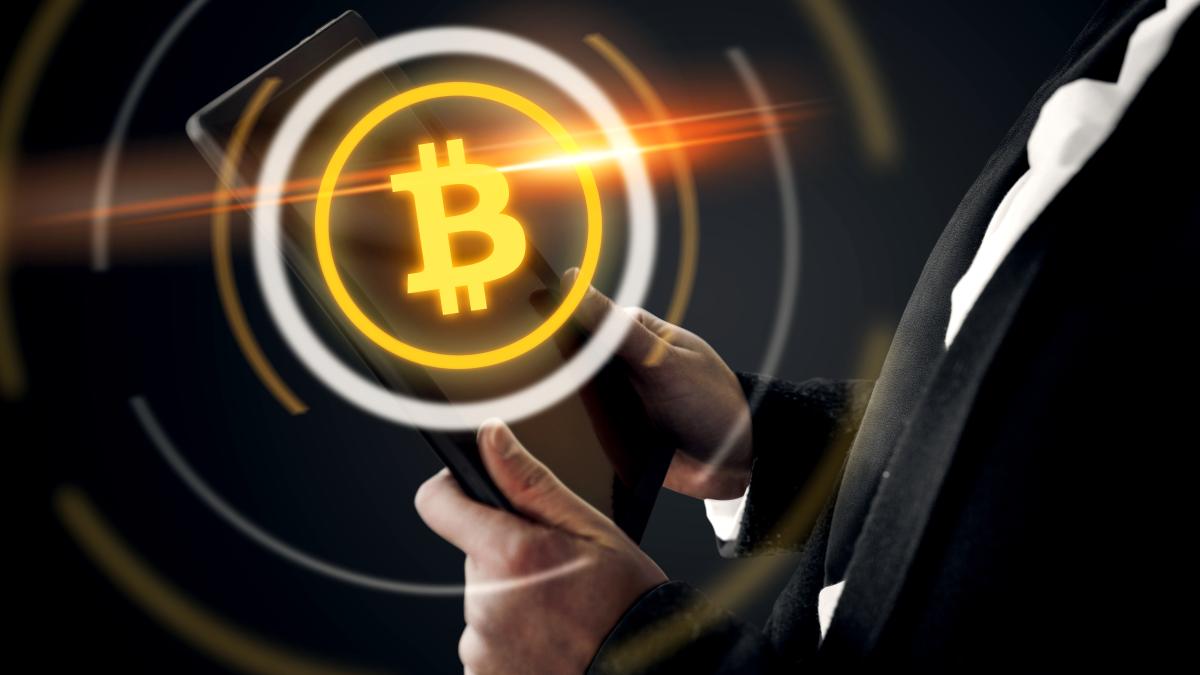 beautiful-cryptocurrency-hologram-design-1_01627800