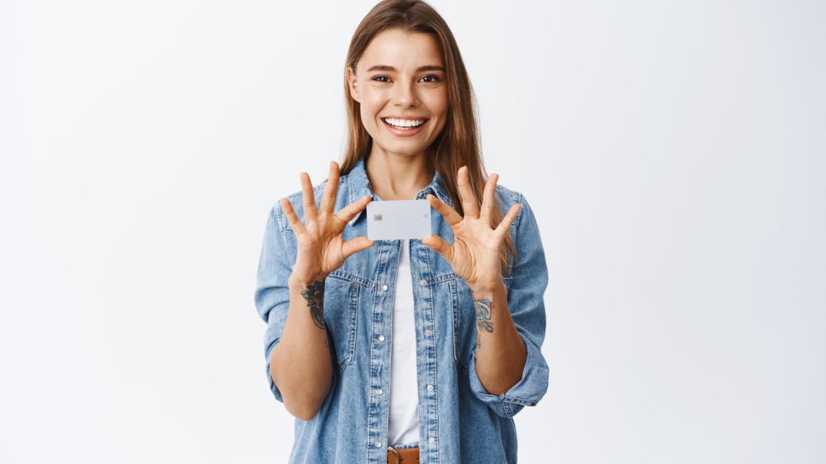 femeie-card-electronic--idenitate_76556900