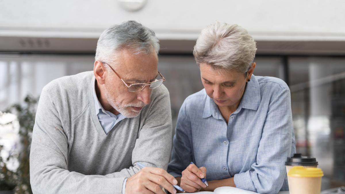 medium-shot-people-learning-together_37783400