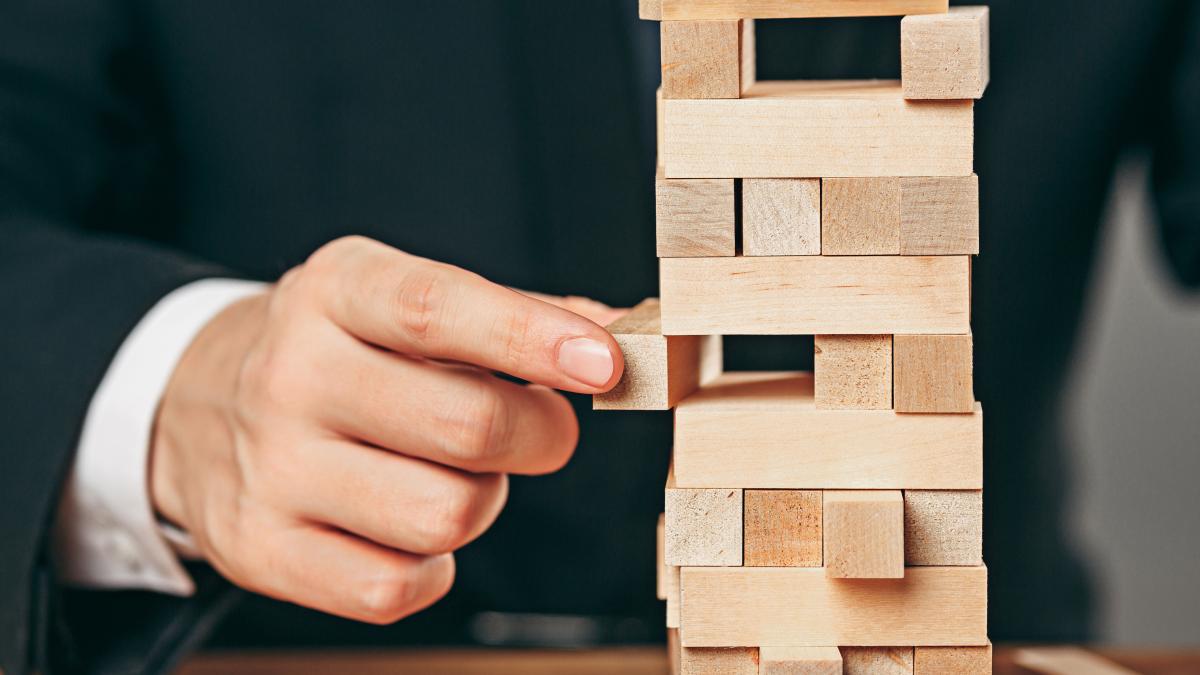 man-wooden-cubes-table-management-concept_51294800