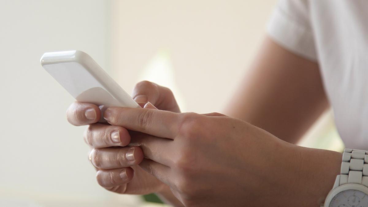 businesswoman-looking-important-contact-phone_04070600