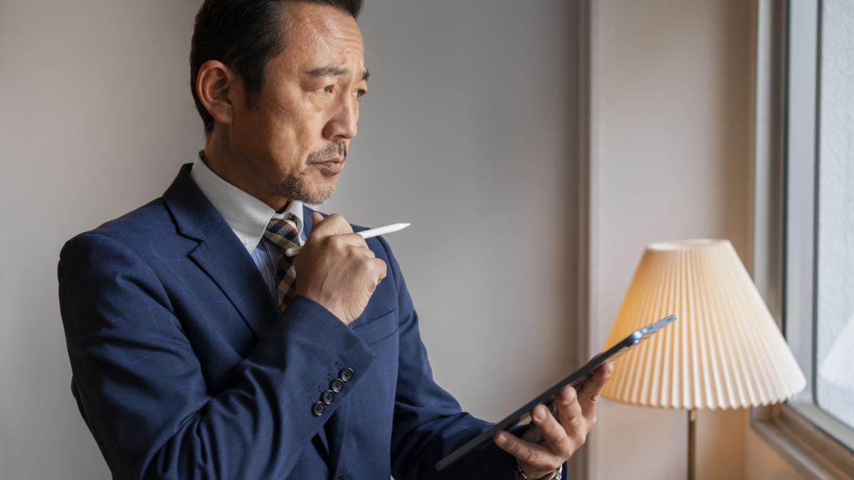 business-man-working-ipad-side-view_29149000