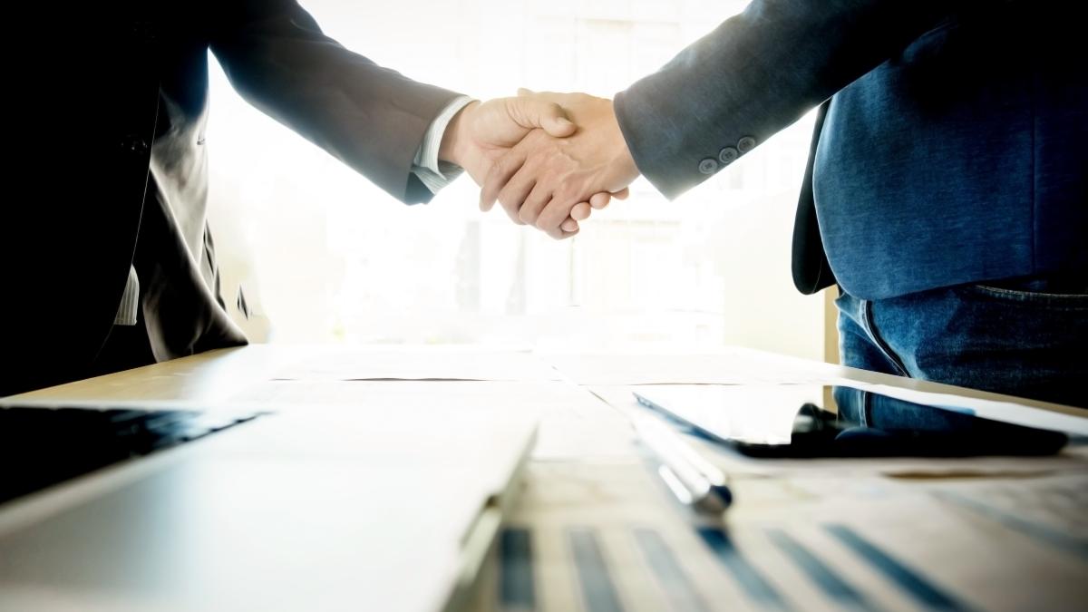 businessmen-shaking-hands-during-meeting_51694600