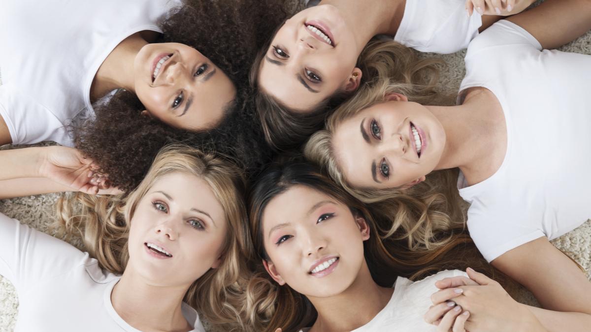 beautiful-multi-ethnic-girls-lying-circle_57372500