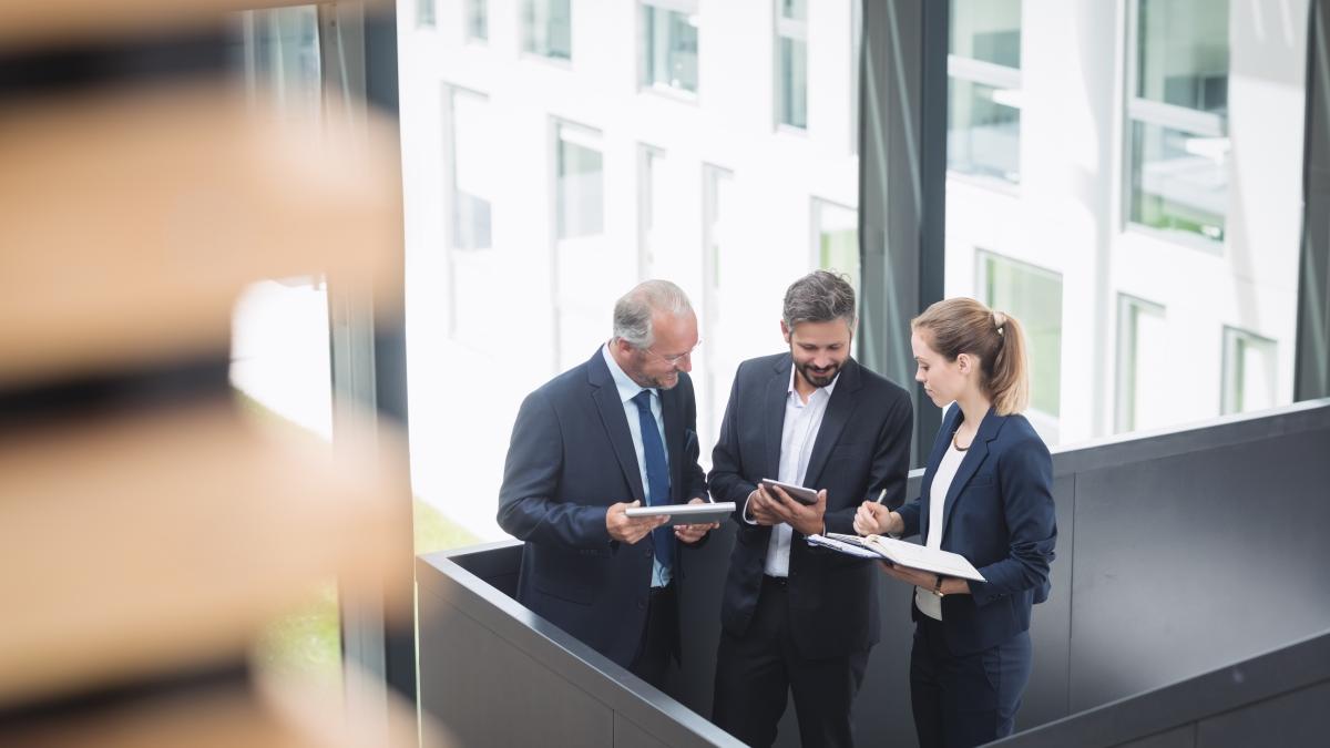 businesspeople-having-discussion-office-1_59283100