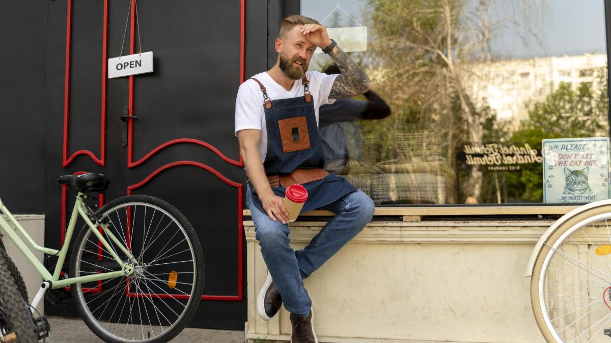 close-up-young-businessman-bike-shop_79666100