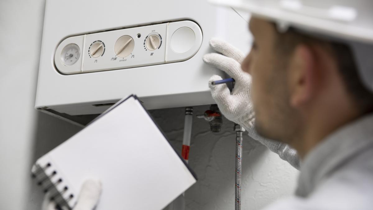 worker-repairing-water-heater_11674100