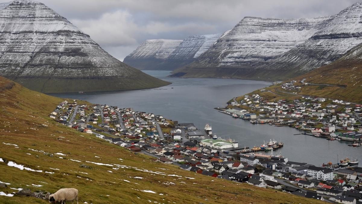 Numără 50.000 de locuitori, dar a construit zeci de tuneluri terestre și submarine