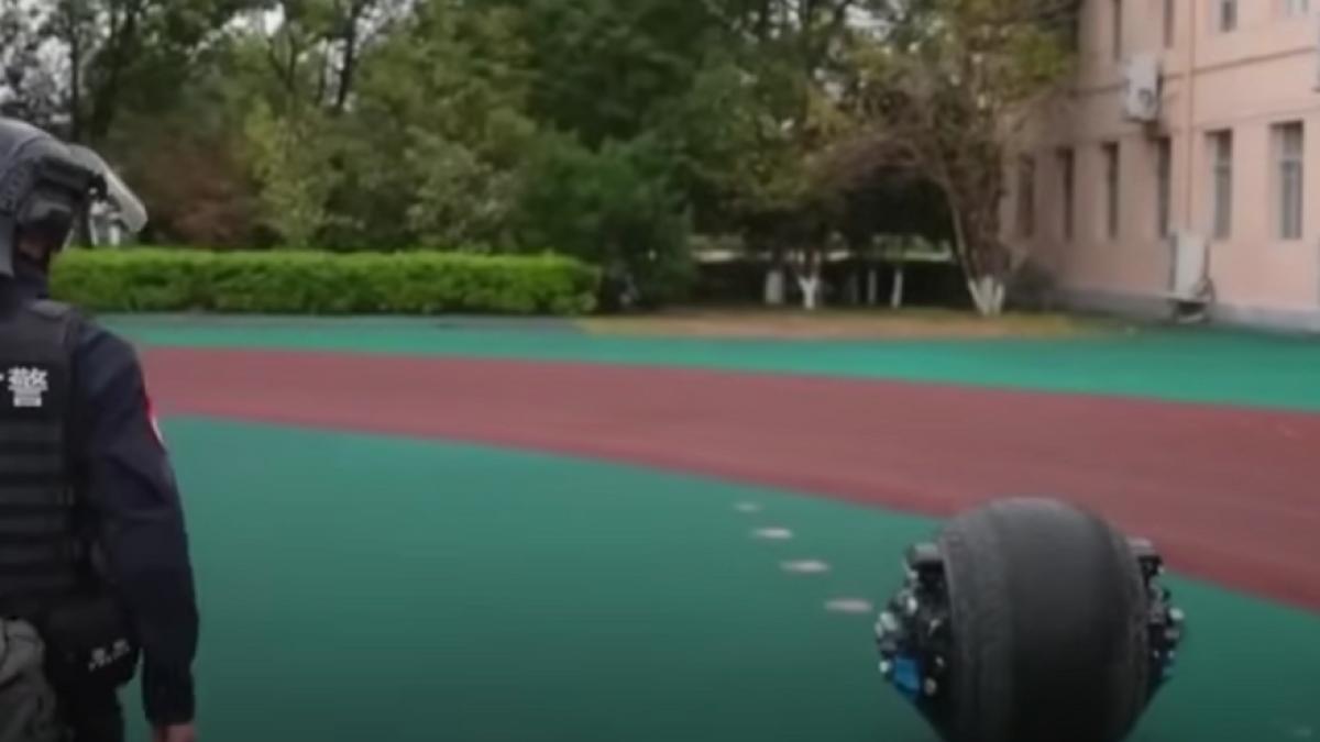 Robotul bizar al chinezilor care prinde infractori 