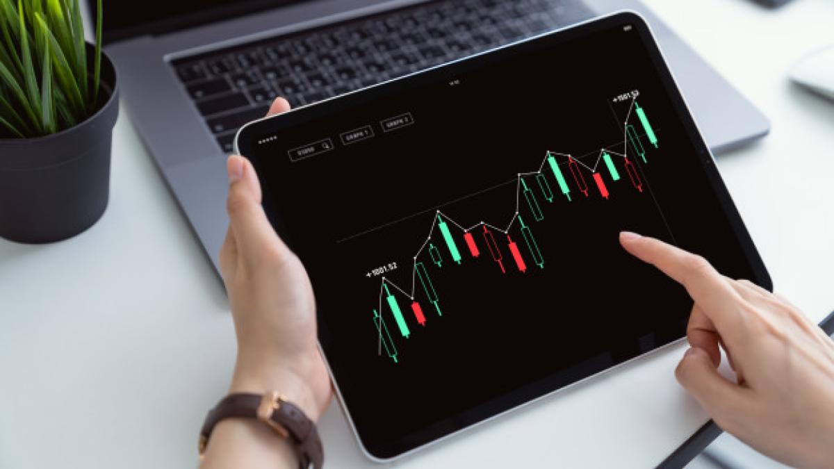 stock_exchange_investment_hand_press_digital_tablet_trading_graph_workplace_evaluating_market_value_103643_59_32233100