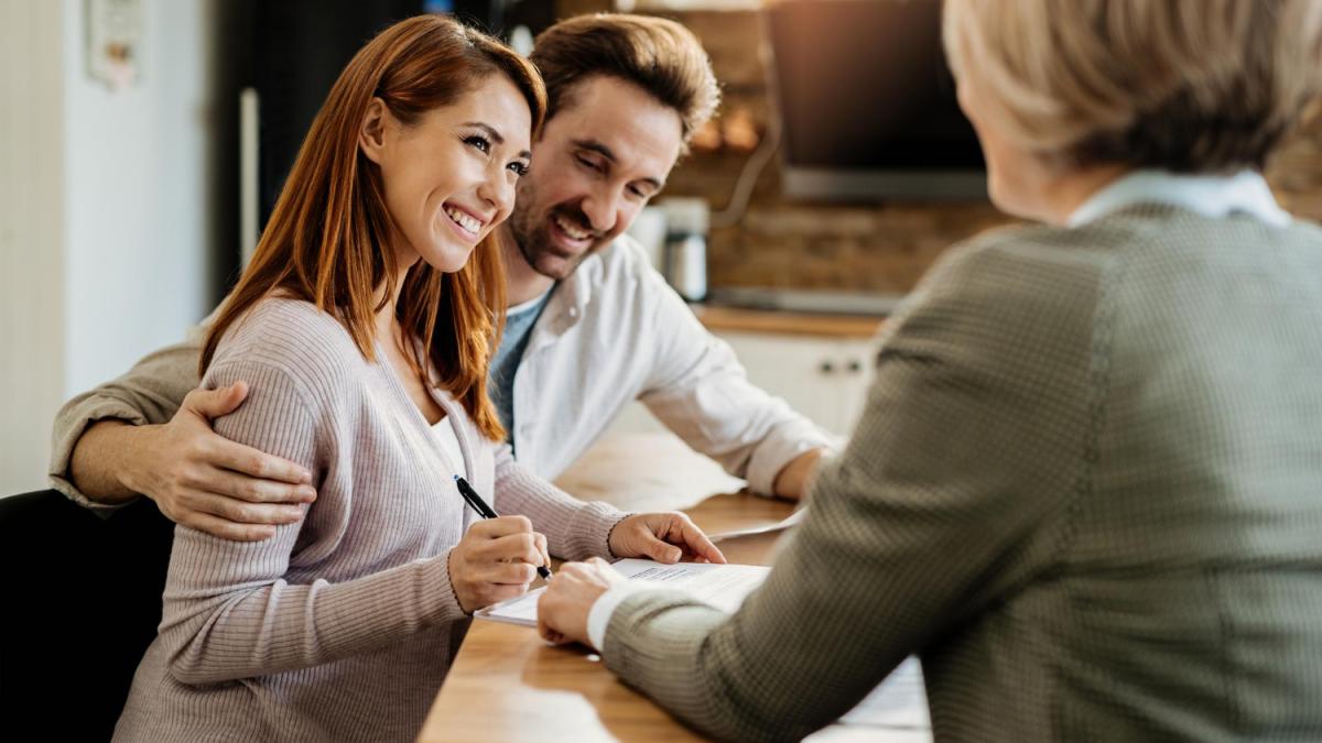 cuplu-semneaza-un-contract_44033900