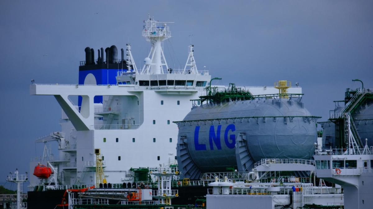 powered-by-liquefied-natural-gas-ship-ship-with-dualfuel-engine-lng-tanker-with-sustainable_12876400