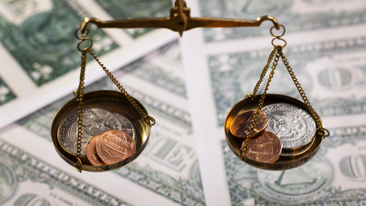 still-life-dollar-coins-scale_01397600