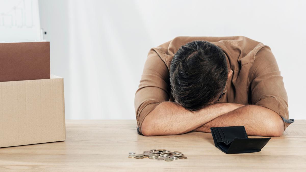 medium-shot-depressed-man-table_99734700