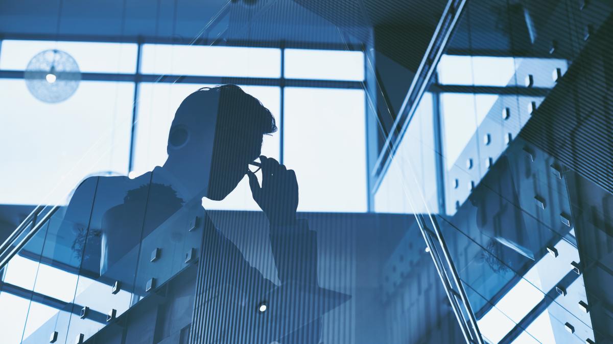 silhouette-businessman-with-glasses_58648100