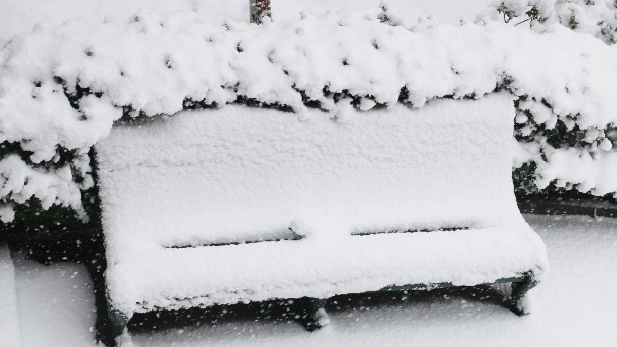 bench-covered-snow_47395000