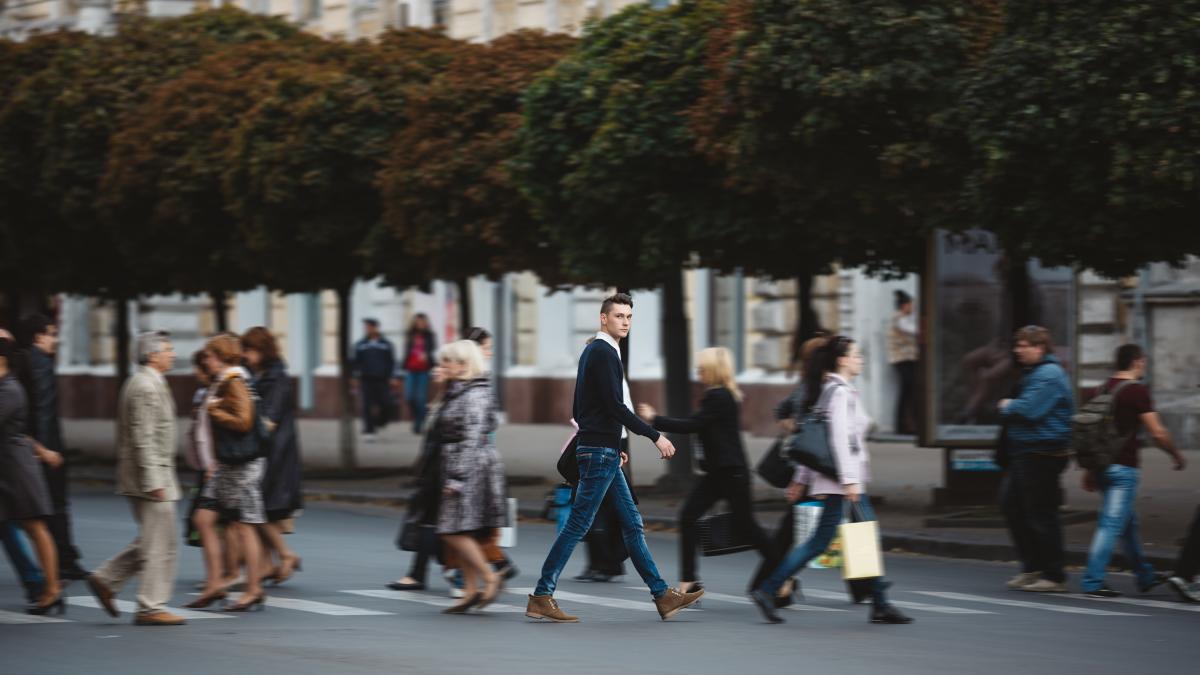 young-man-cross-street_92970200