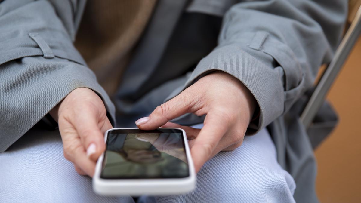 close-up-hands-holding-smartphone-2_50962600