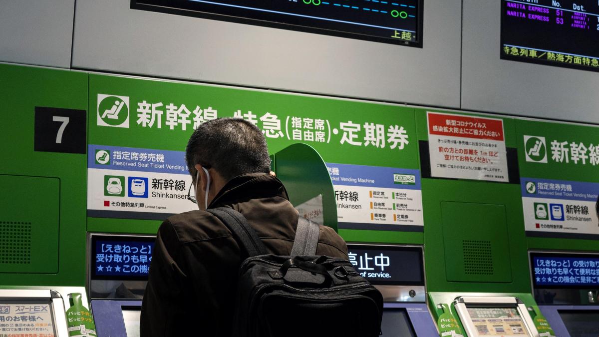 japanese-subway-system-display-screen-passenger-information_38994500