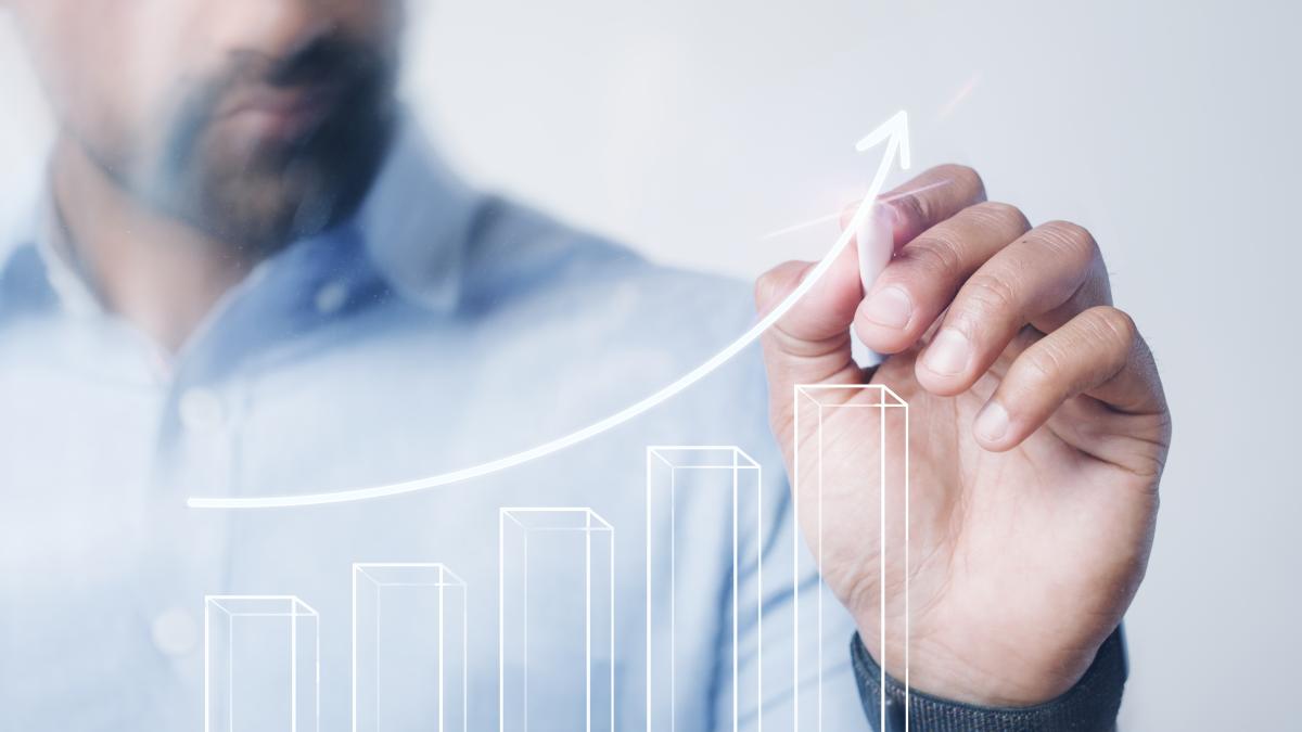 man-giving-business-presentation-using-high-technology-digital-pen_02505000