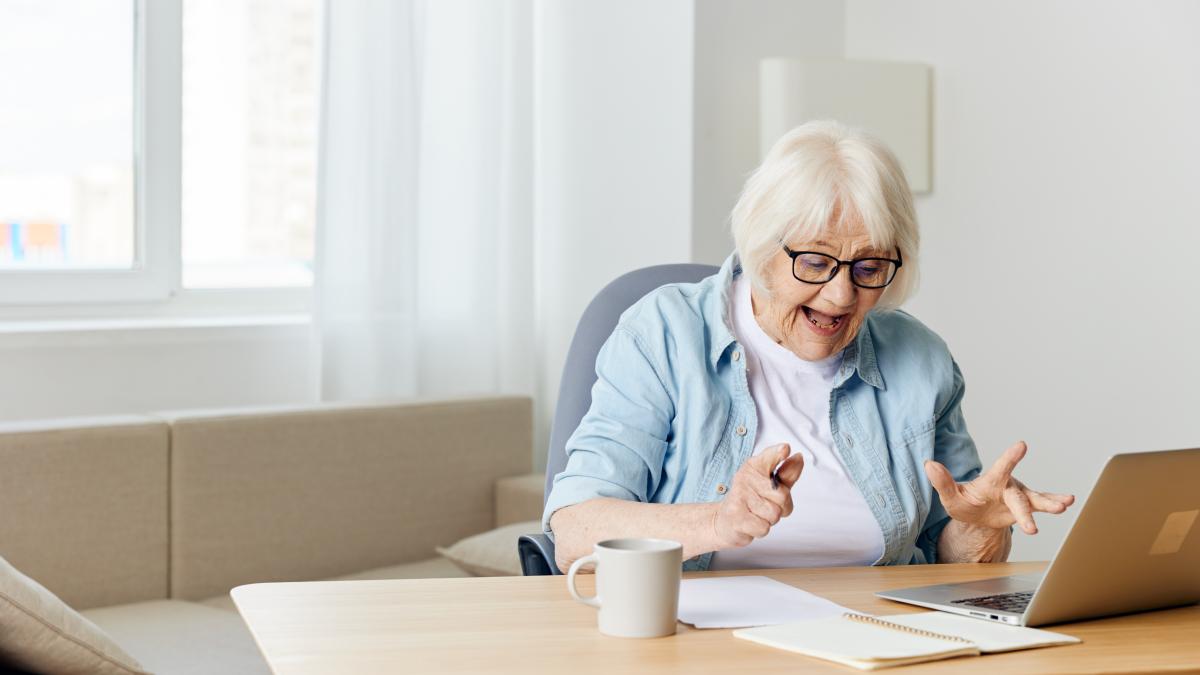 female-doctor-working-home_49443200
