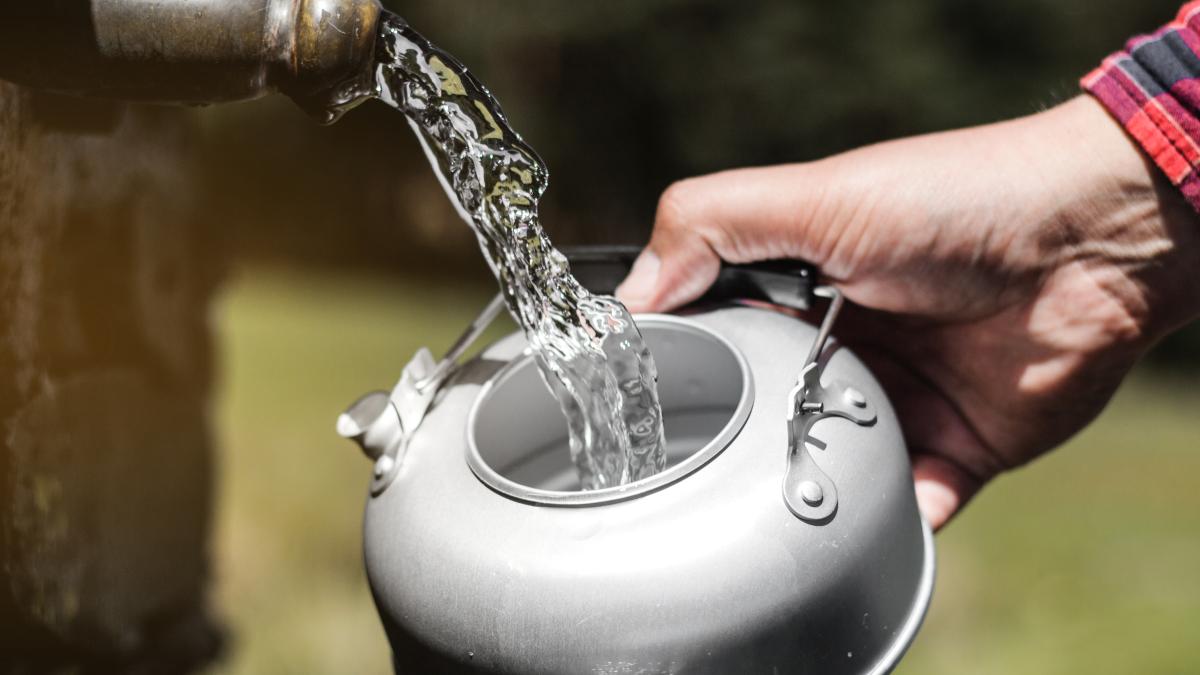 filling-water-can_77752700