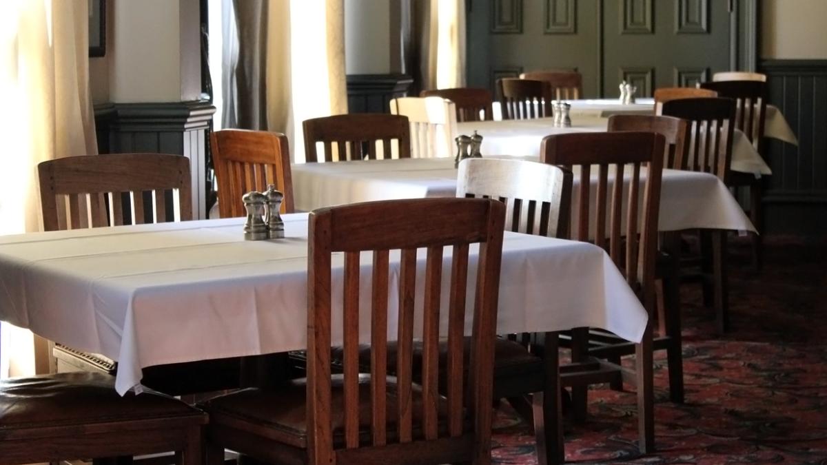 restaurant-tables-1201156_33499100