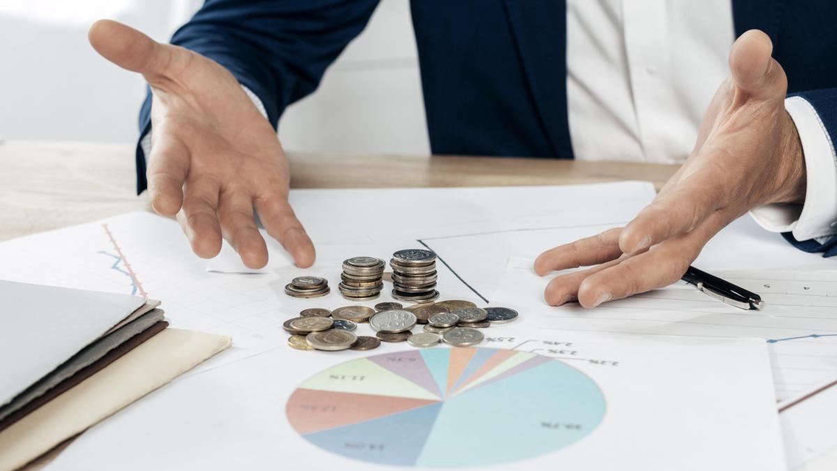 close-up-man-with-coins-statistics_08916500