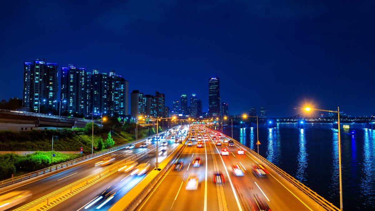 beautyful-traffic-seoul-night-cityscape-south-korea-with-motion-blur_91332900