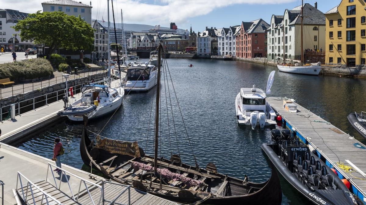 boats-wide-water-canal-surrounded-by-colorful-buildings-alesund-norway_66677000