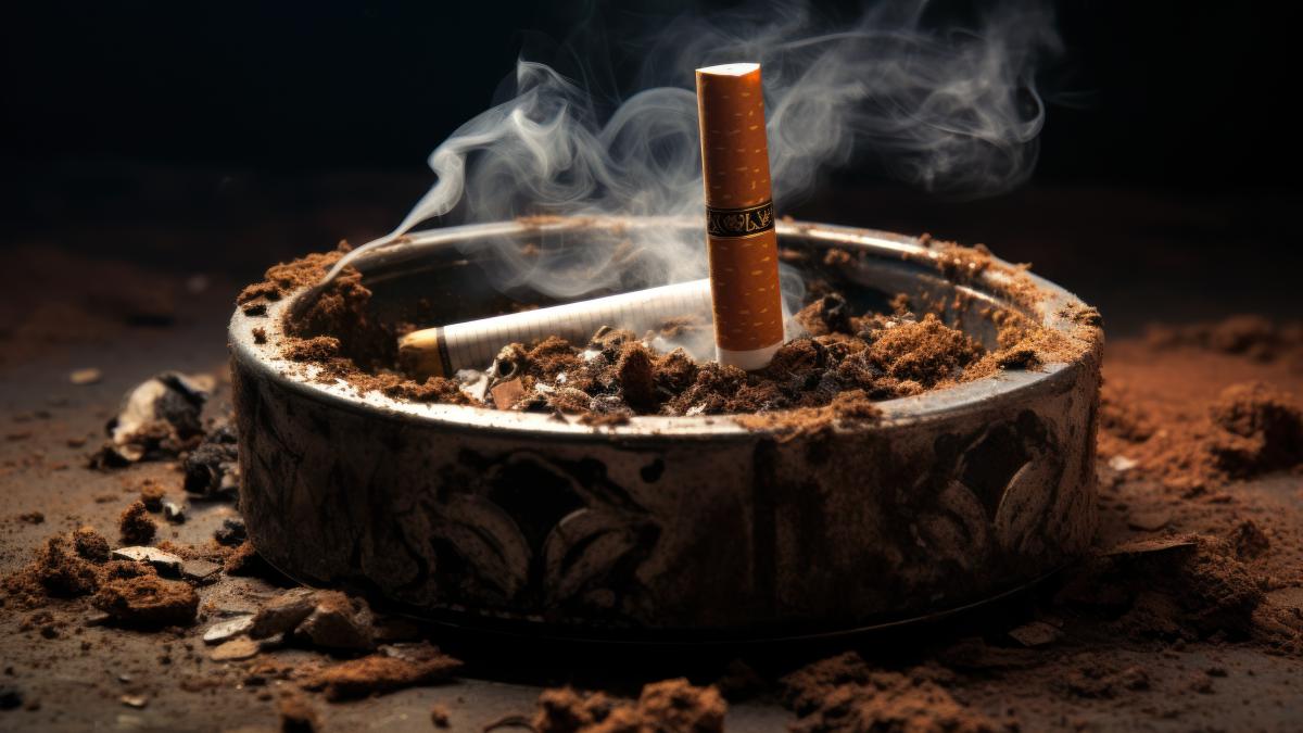 cigarette-extinguished-midway-ashtray_88000800