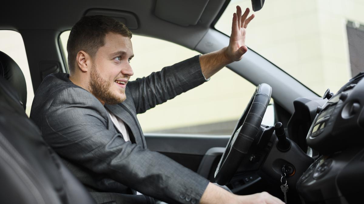young-man-wheel-greeting-someone_32719700