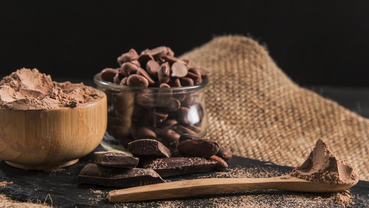 delicious-chocolate-arrangement-dark-cloth_47600600