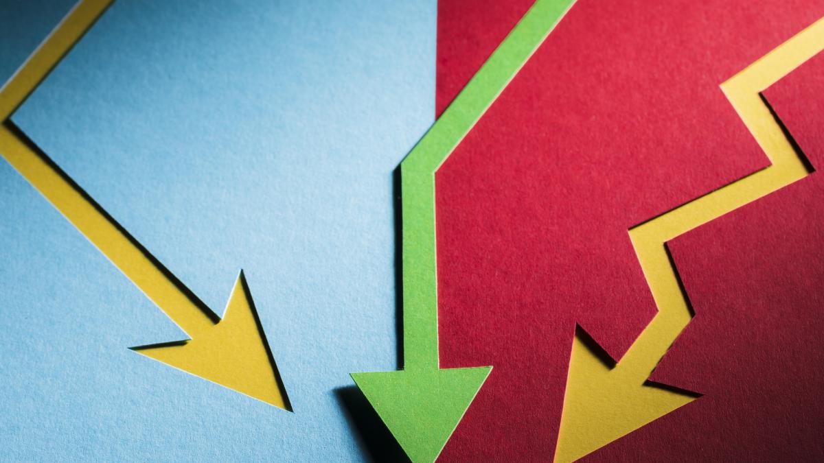 flat-lay-economy-cris-indicated-by-arrows_44456600