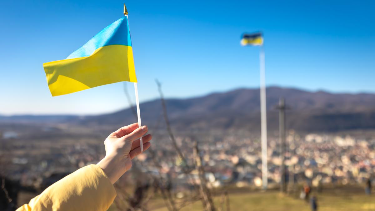 flag-ukraine-female-hands-against-sky_11338600
