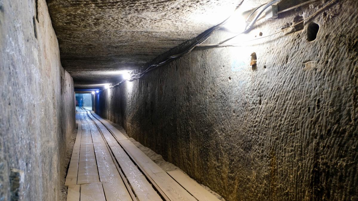 dark-extensive-stone-hall-abandoned-mine_83379500