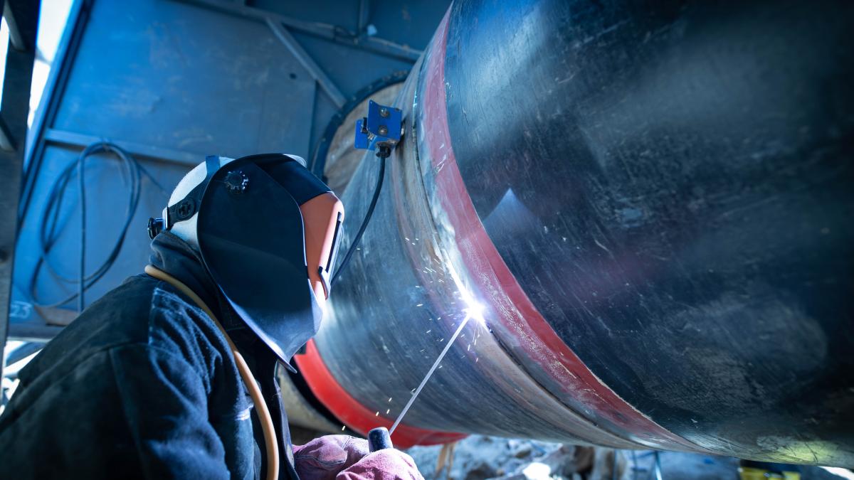 professional-welder-welding-pipe-pipeline-construction-1_27138400
